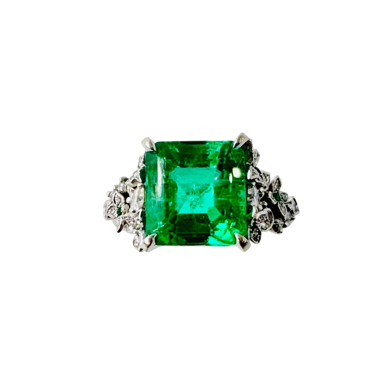White Gold Solitaire Ring with Emerald and Diamonds
