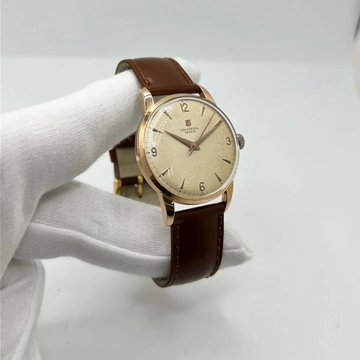 UNIVERSAL GENÈVE watch in gold-plated steel and leather