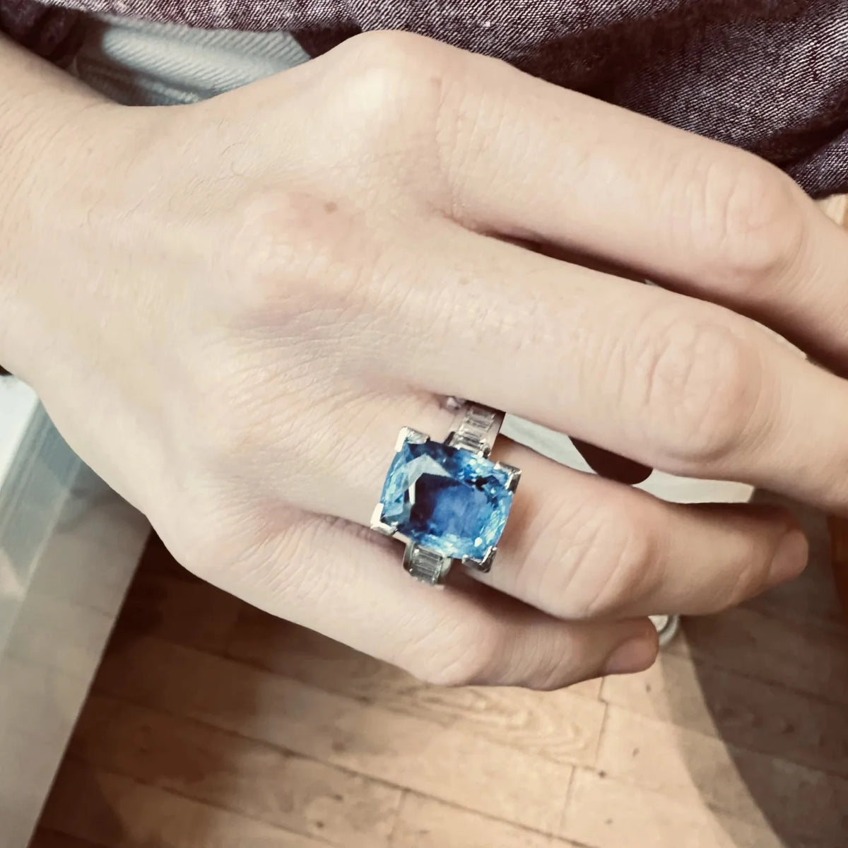 Entourage Ring in white gold, sapphire, and diamonds