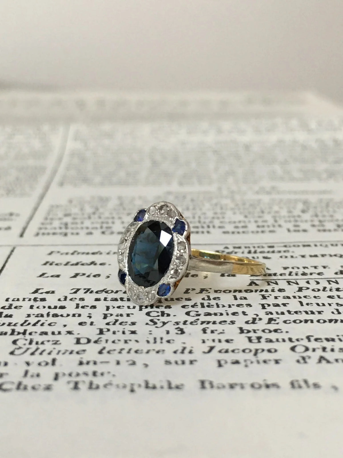 Art Deco ring in 18K yellow gold and platinum, with sapphires and diamonds