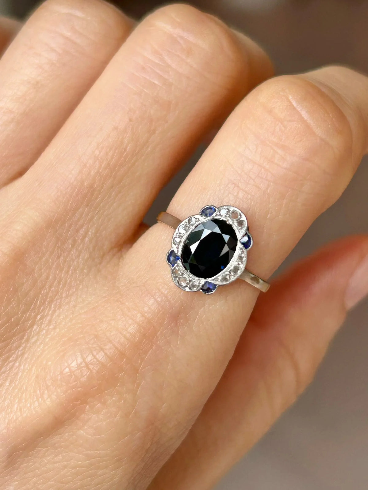 Art Deco ring in 18K yellow gold and platinum, with sapphires and diamonds