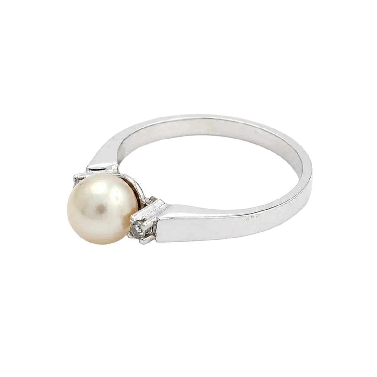 Trilogy Ring in White Gold, Pearl, and Diamonds