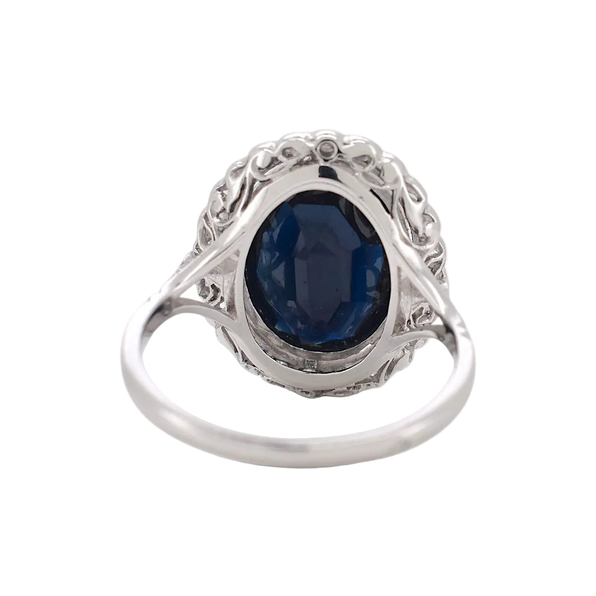 Bague Pompadour en platine, saphir et diamants