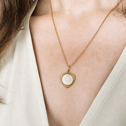 Yellow gold and Mother-of-pearl medal