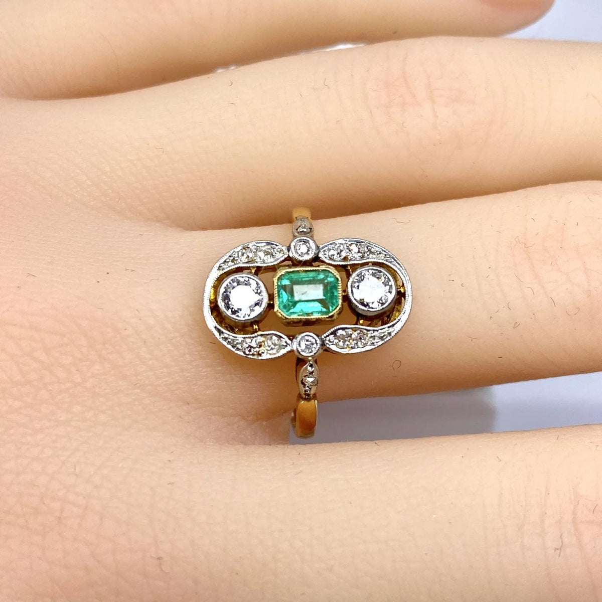 "Entourage" Ring in Yellow Gold, Emerald, and Diamonds
