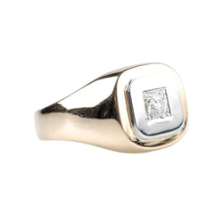 Beautiful signet ring in white gold, yellow gold, and diamonds