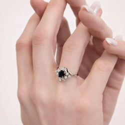 Entourage Ring in white gold, sapphire, and diamonds