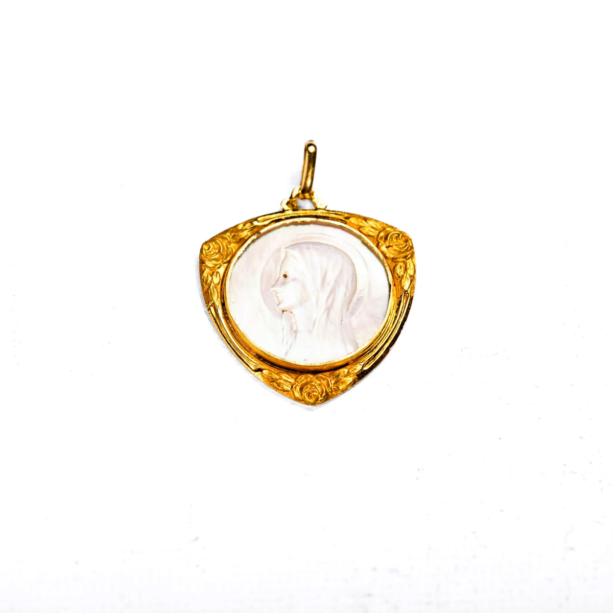 Yellow gold and Mother-of-pearl medal