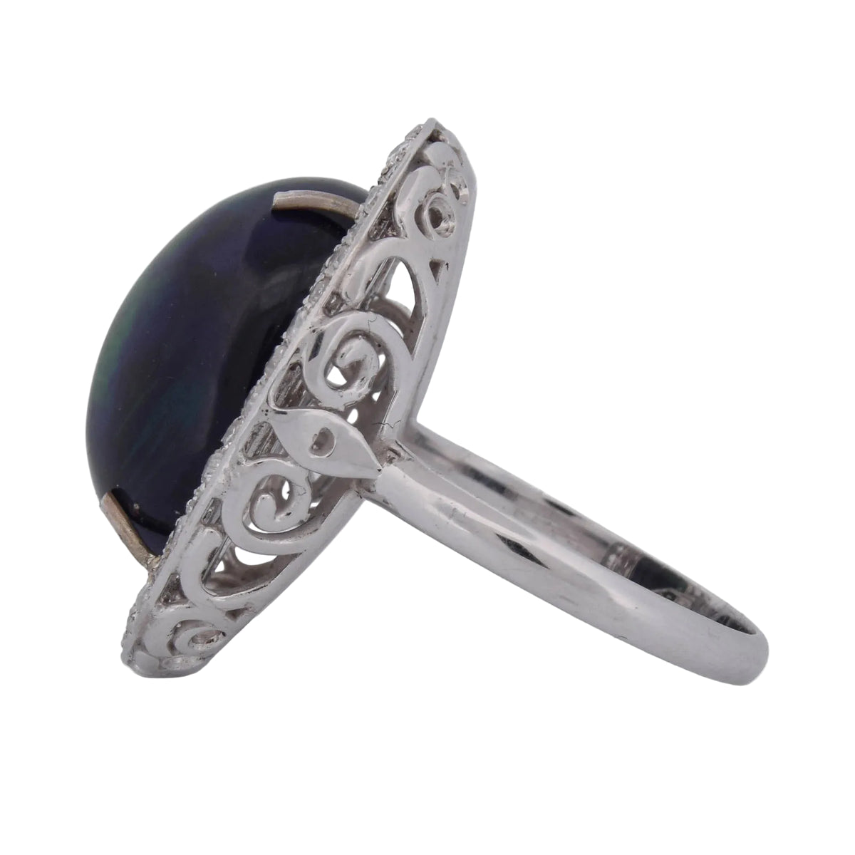 Entourage Ring in white gold, Opal, and Diamonds