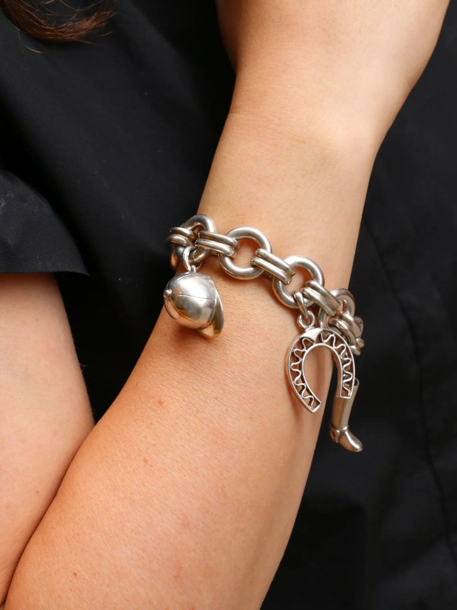 Gaétan de Percin (attribué à HERMES) Bracelet en argent et breloques thème hippique - Castafiore