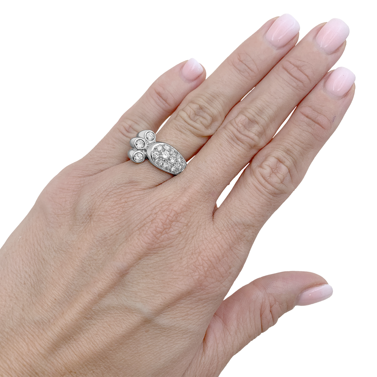 Bague vintage en or blanc et diamants.