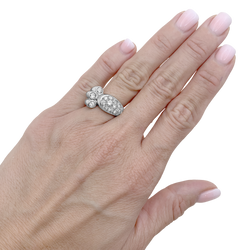 Bague vintage en or blanc et diamants.