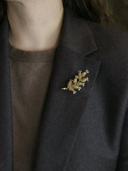 GUBELIN Broche feuille or rubis émeraudes - Castafiore