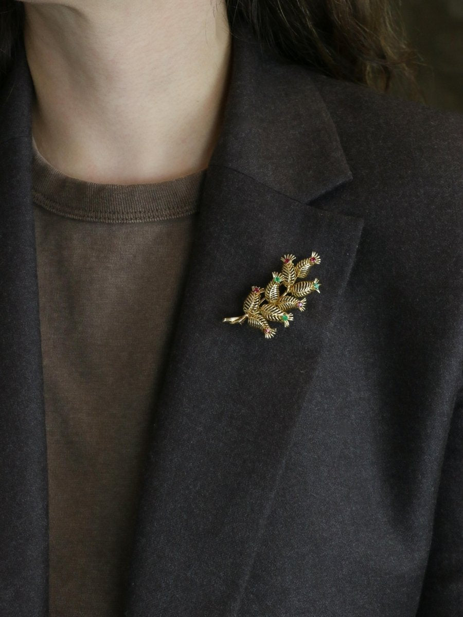 GUBELIN Broche feuille or rubis émeraudes - Castafiore