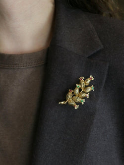 GUBELIN Broche feuille or rubis émeraudes - Castafiore