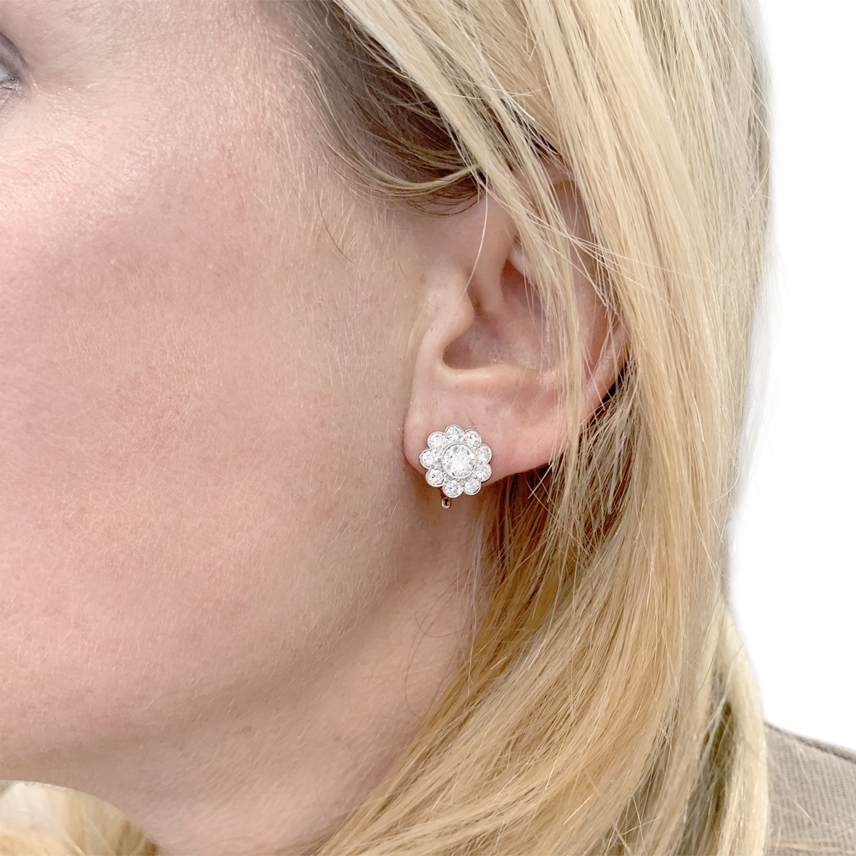 Boucles d'oreilles en or blanc, platine et diamants.