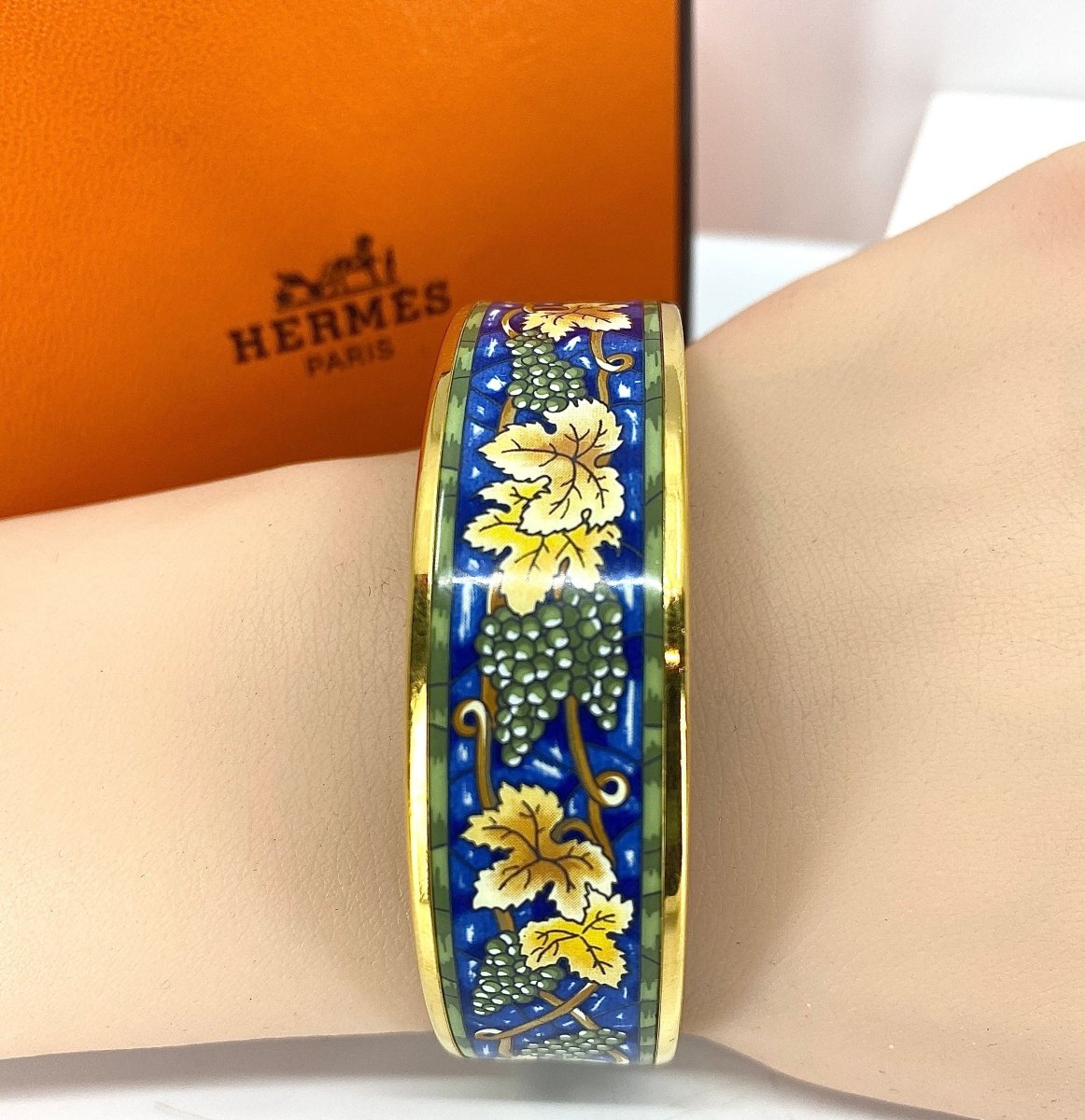 HERMÈS bracelet en métal doré et émail. - Castafiore