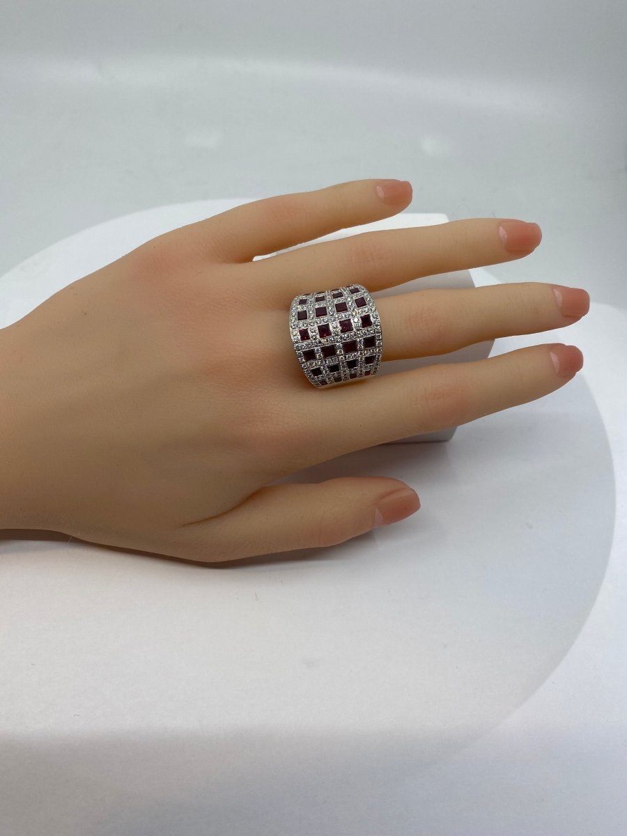 Importante bague bandeau coktail en or blanc 18 carats en rubis et diamants - Castafiore