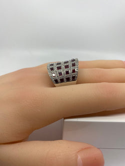 Importante bague bandeau coktail en or blanc 18 carats en rubis et diamants - Castafiore