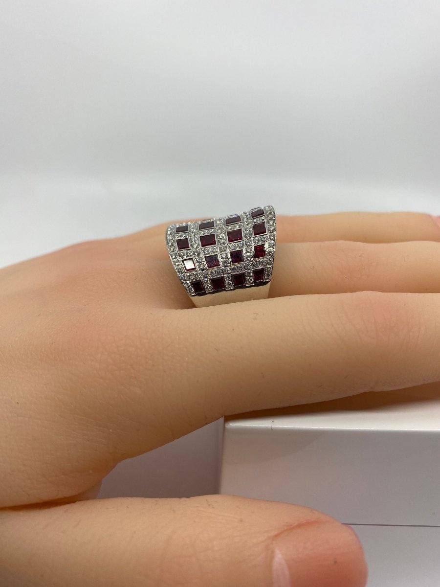 Importante bague bandeau coktail en or blanc 18 carats en rubis et diamants - Castafiore