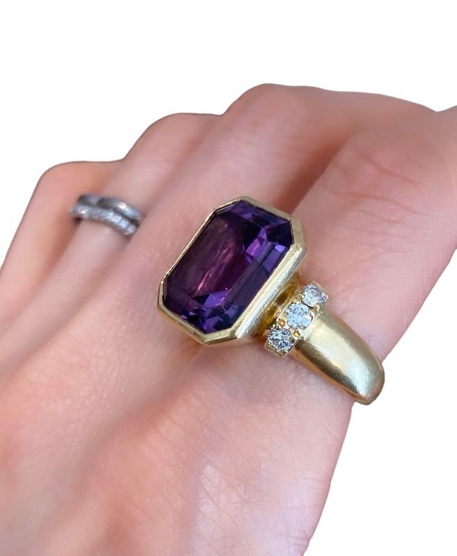 Importante bague, en or jaune 18k, améthyste et diamants - Castafiore
