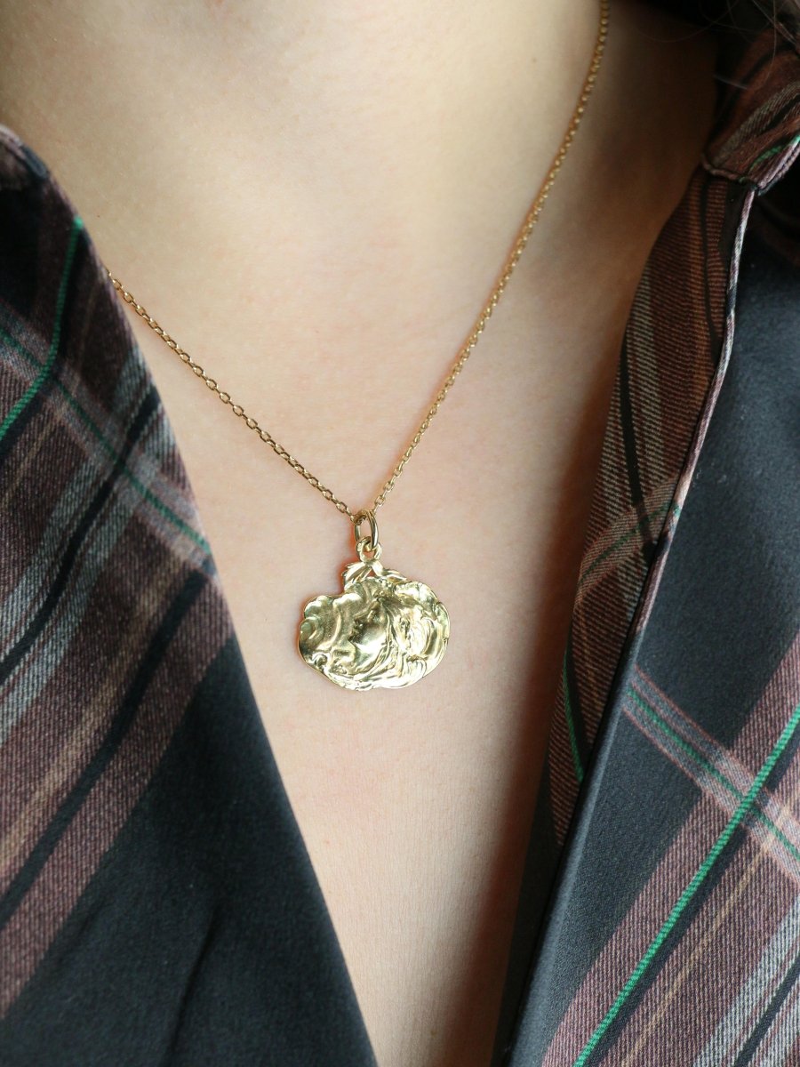 JOE DESCOMPS Médaille femme Art Nouveau or jaune - Castafiore
