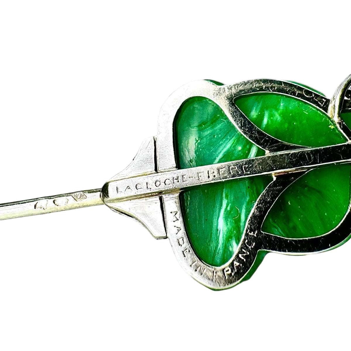 LACLOCHE FRÈRES - Épingle à jabot en platine sertie de diamants et pâte de verre. - Castafiore