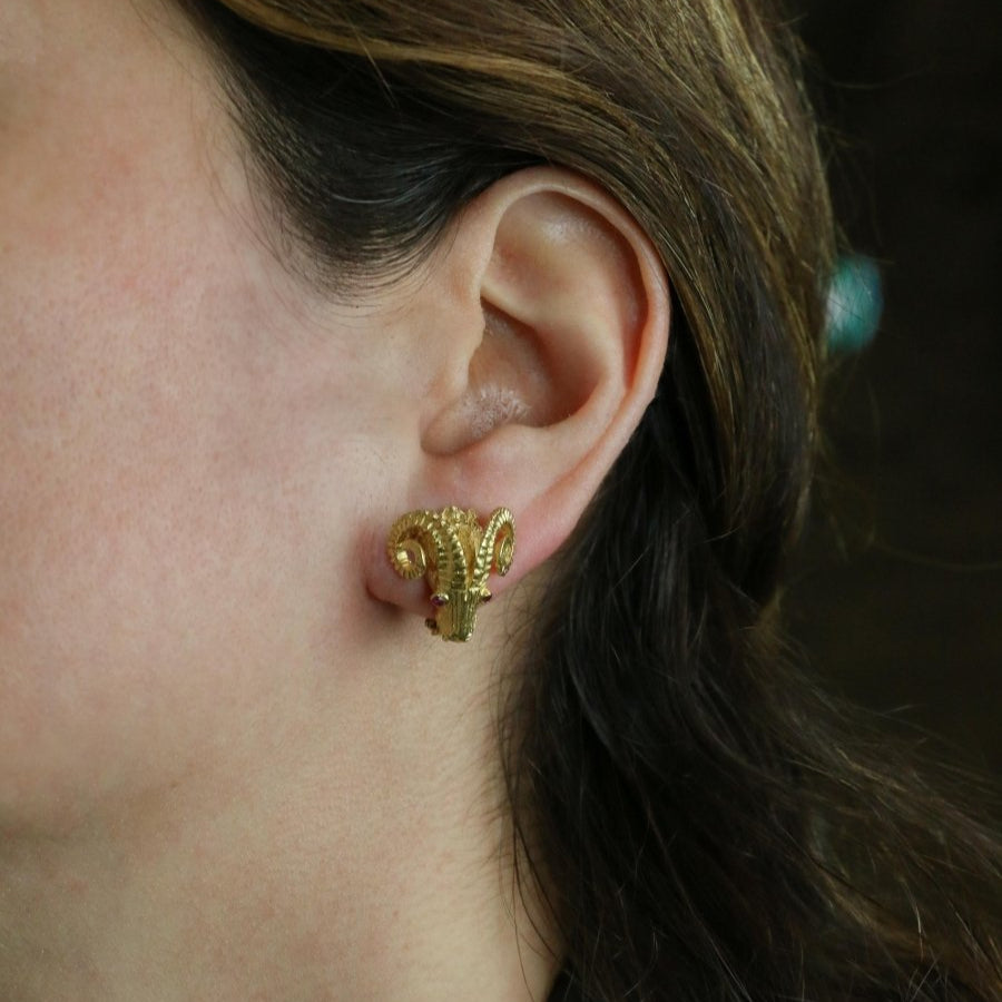 LALAOUNIS (Att. à) Clips d'oreilles tête de belier or jaune rubis - Castafiore