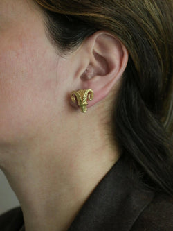 LALAOUNIS (Att. à) Clips d'oreilles tête de belier or jaune rubis - Castafiore