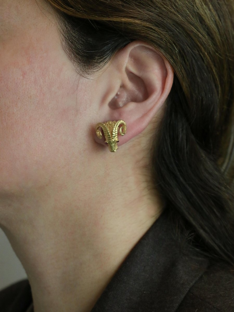 LALAOUNIS (Att. à) Clips d'oreilles tête de belier or jaune rubis - Castafiore