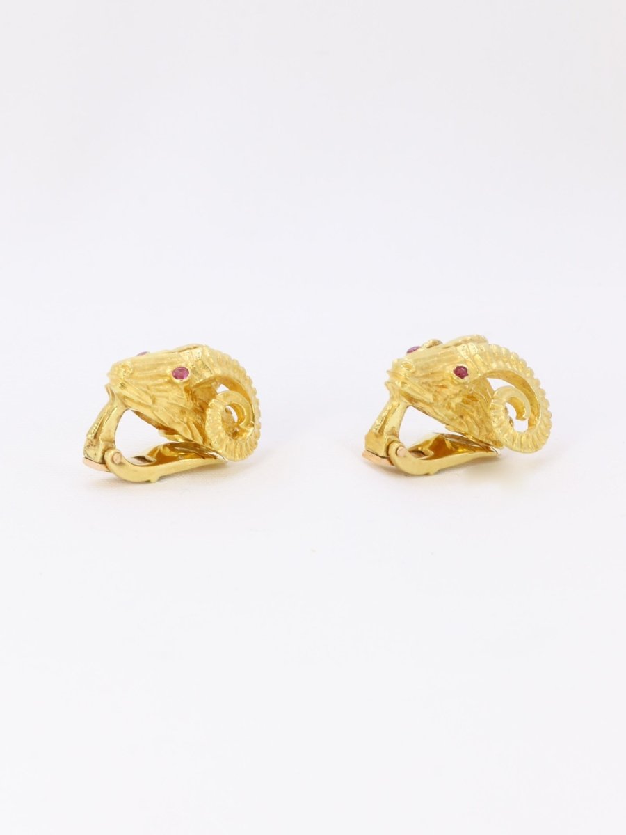LALAOUNIS (Att. à) Clips d'oreilles tête de belier or jaune rubis - Castafiore