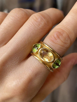Large bague en or jaune 18K citrine et péridots - Castafiore