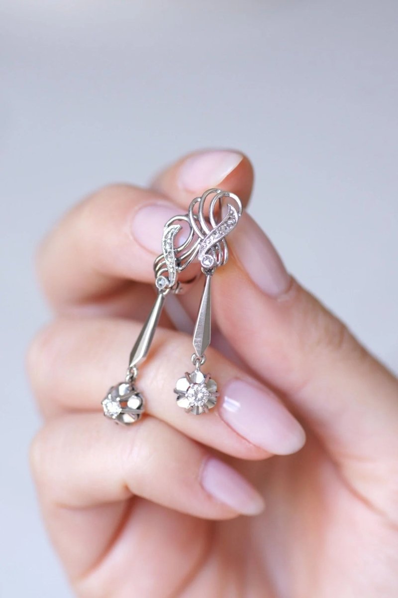 Longues boucles d'oreilles vintage pendantes, or blanc et diamants, années 60 - Castafiore