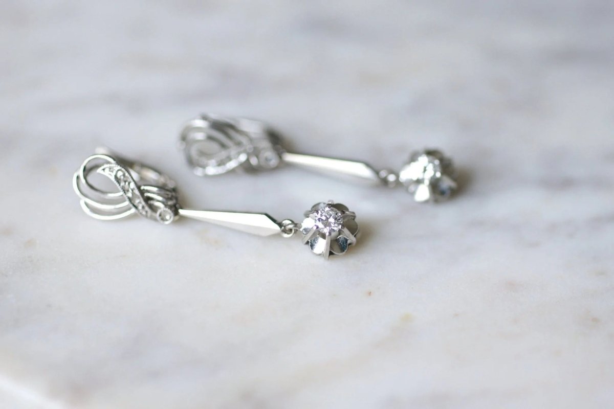 Longues boucles d'oreilles vintage pendantes, or blanc et diamants, années 60 - Castafiore