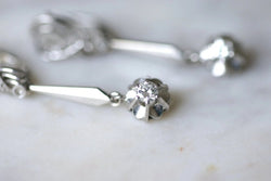 Longues boucles d'oreilles vintage pendantes, or blanc et diamants, années 60 - Castafiore