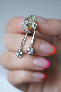 Longues boucles d'oreilles vintage pendantes, or blanc et diamants, années 60 - Castafiore