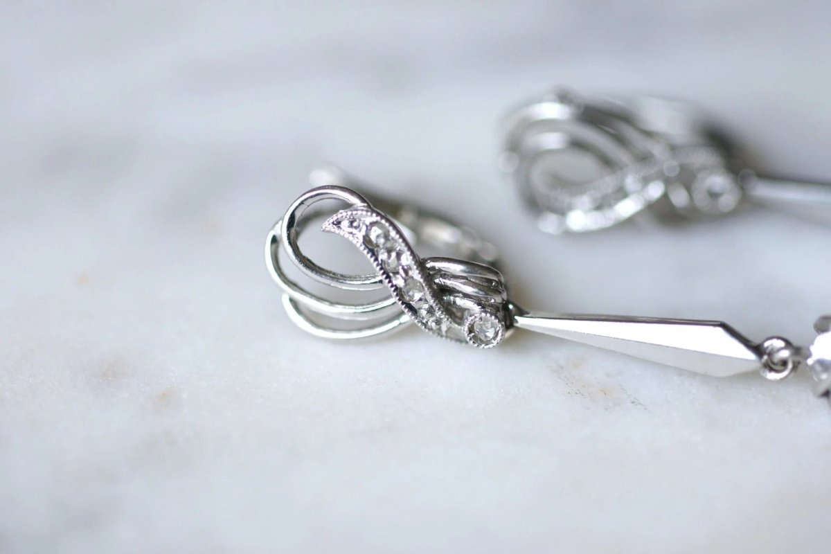 Longues boucles d'oreilles vintage pendantes, or blanc et diamants, années 60 - Castafiore
