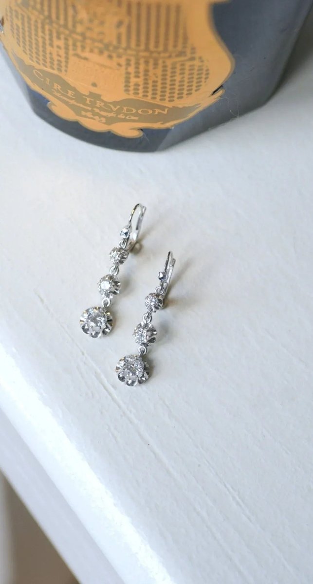 Longues dormeuses diamants sur or blanc - Castafiore