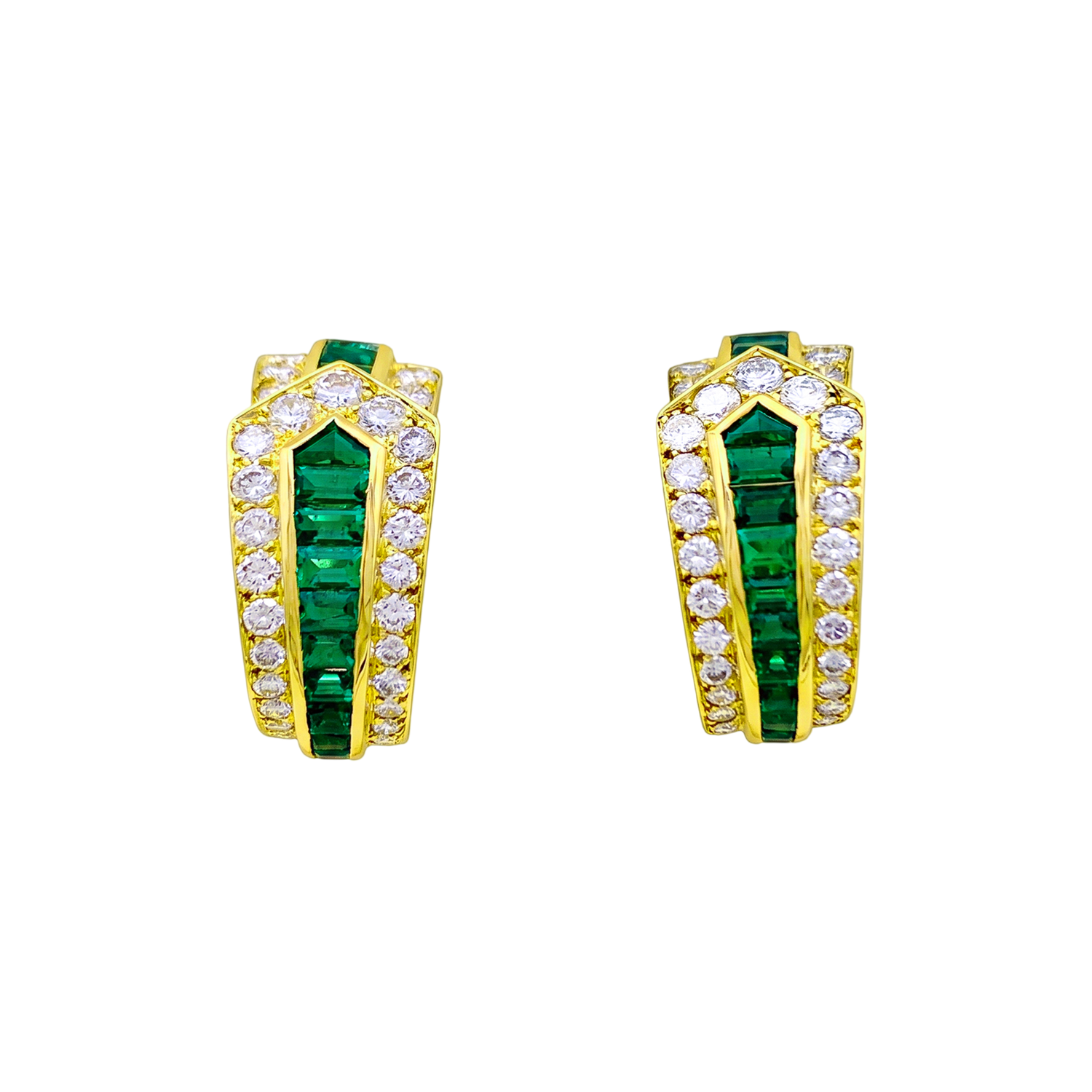 Boucles d'oreilles Van Cleef & Arpels, "Ceinture", or jaune, diamants et émeraude.