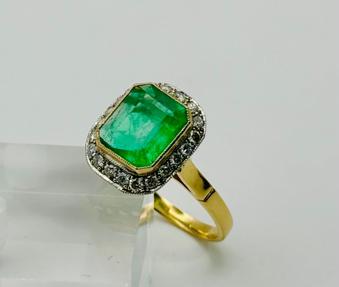 “Majestad Esmeralda” — ANILLO DE ORO Y PLATINO CON DIAMANTES - Castafiore