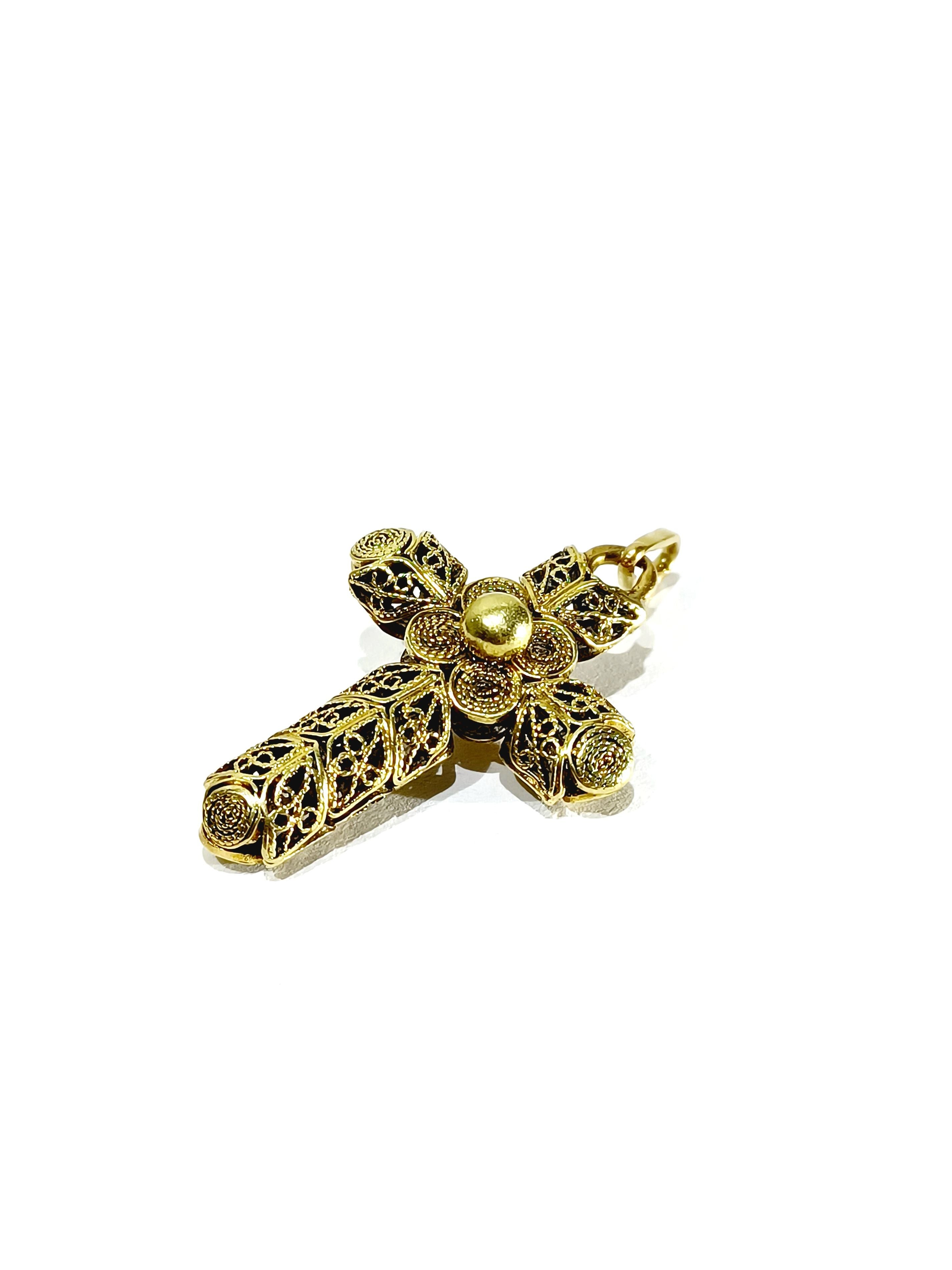 Croix Filigranée En Or Jaune