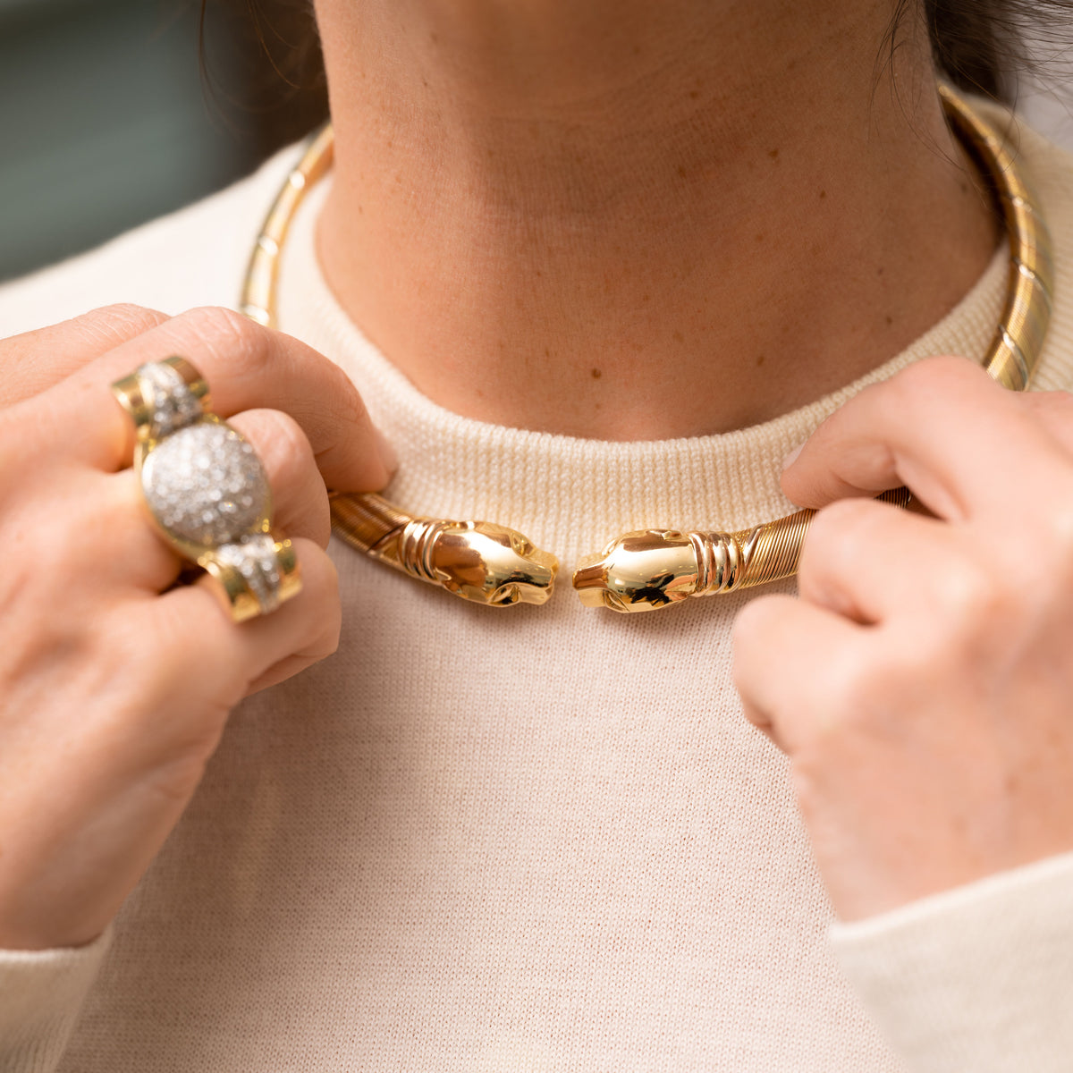 CARTIER Torque necklace “Panther heads” in 3 golds 