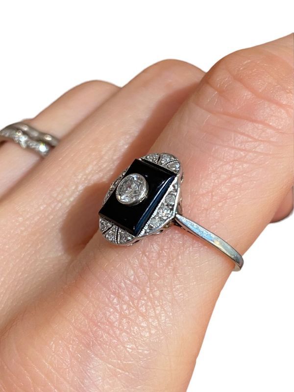 Bague Art Déco, en platine et diamants