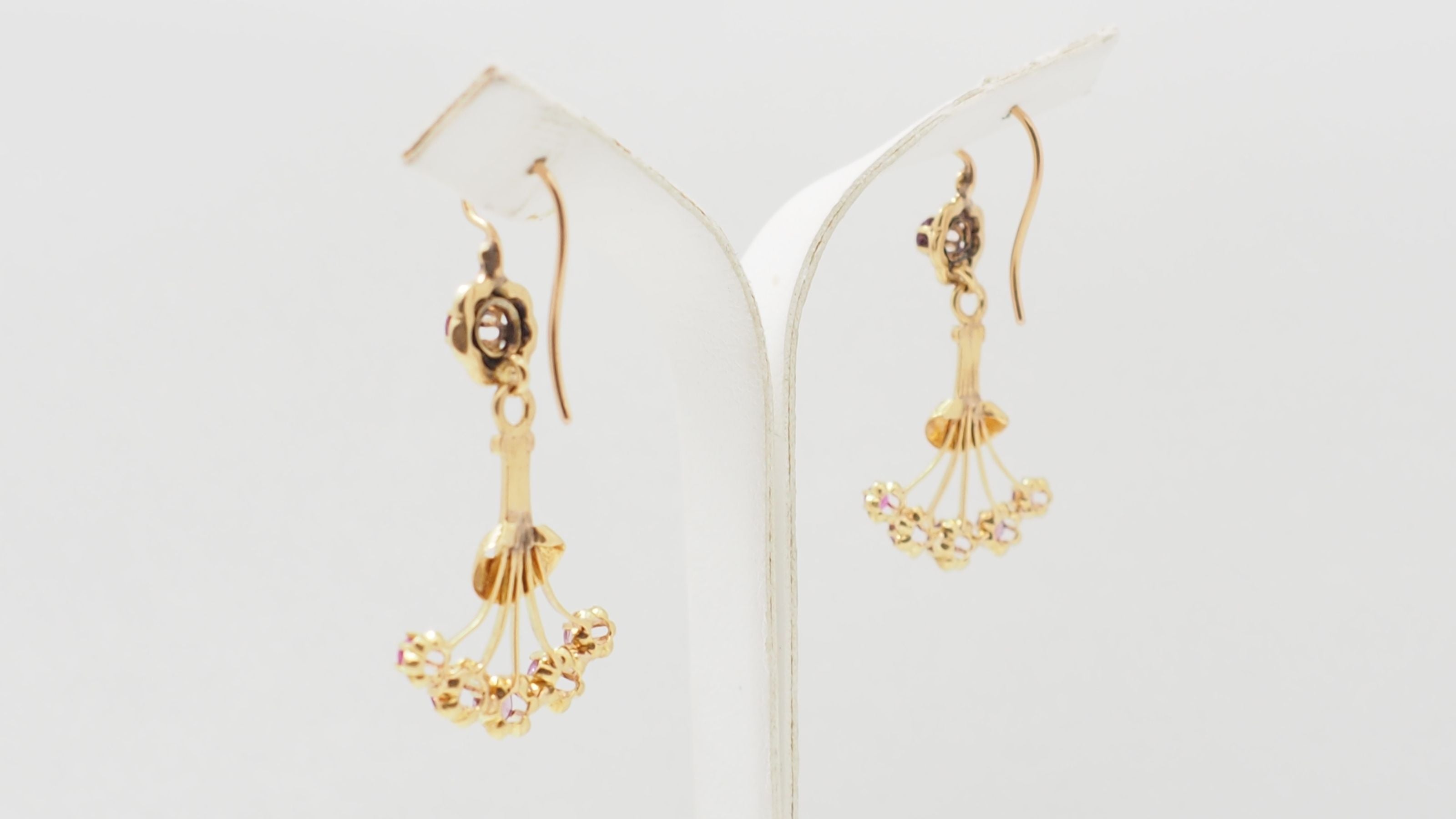 Boucles d'oreilles en or jaune et rubis