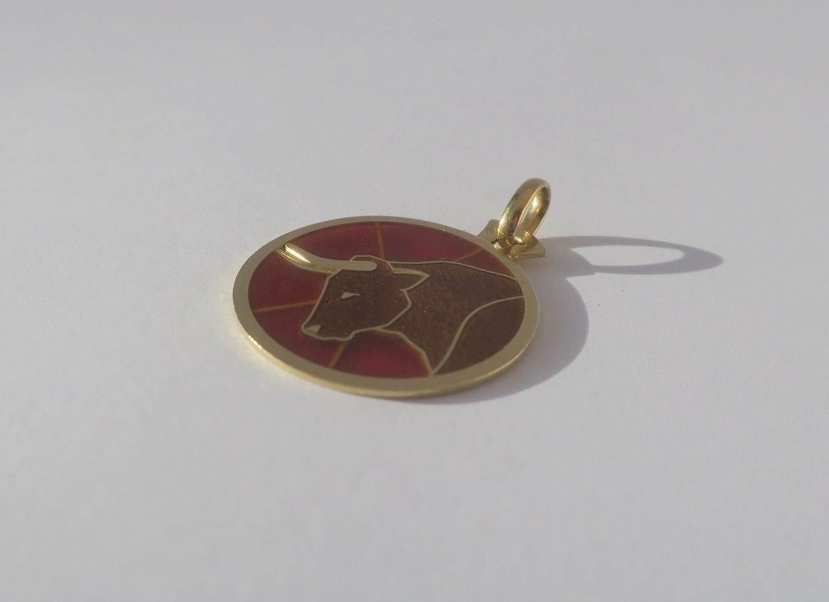 Pendentif CARTIER zodiaque taureau en or jaune et émail