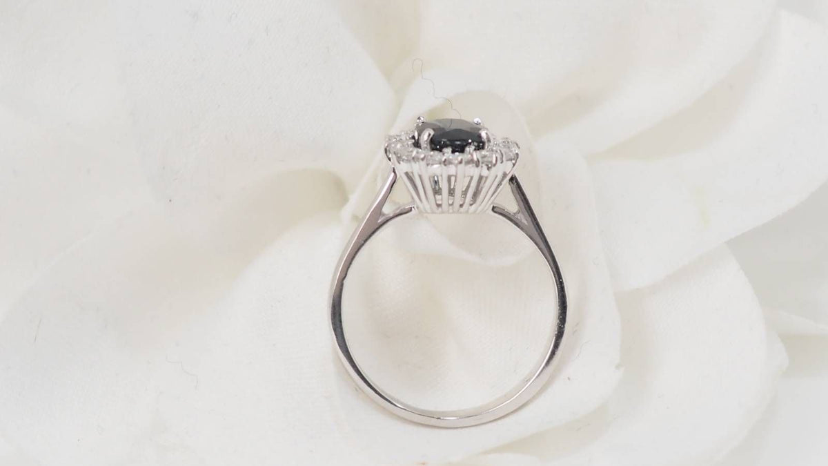 Daisy ring in white gold, sapphire and diamonds 