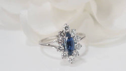 Bague navette en or blanc, saphir et diamants