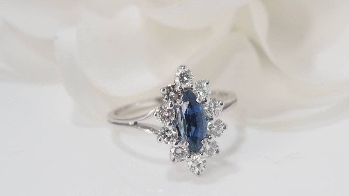 Bague navette en or blanc, saphir et diamants