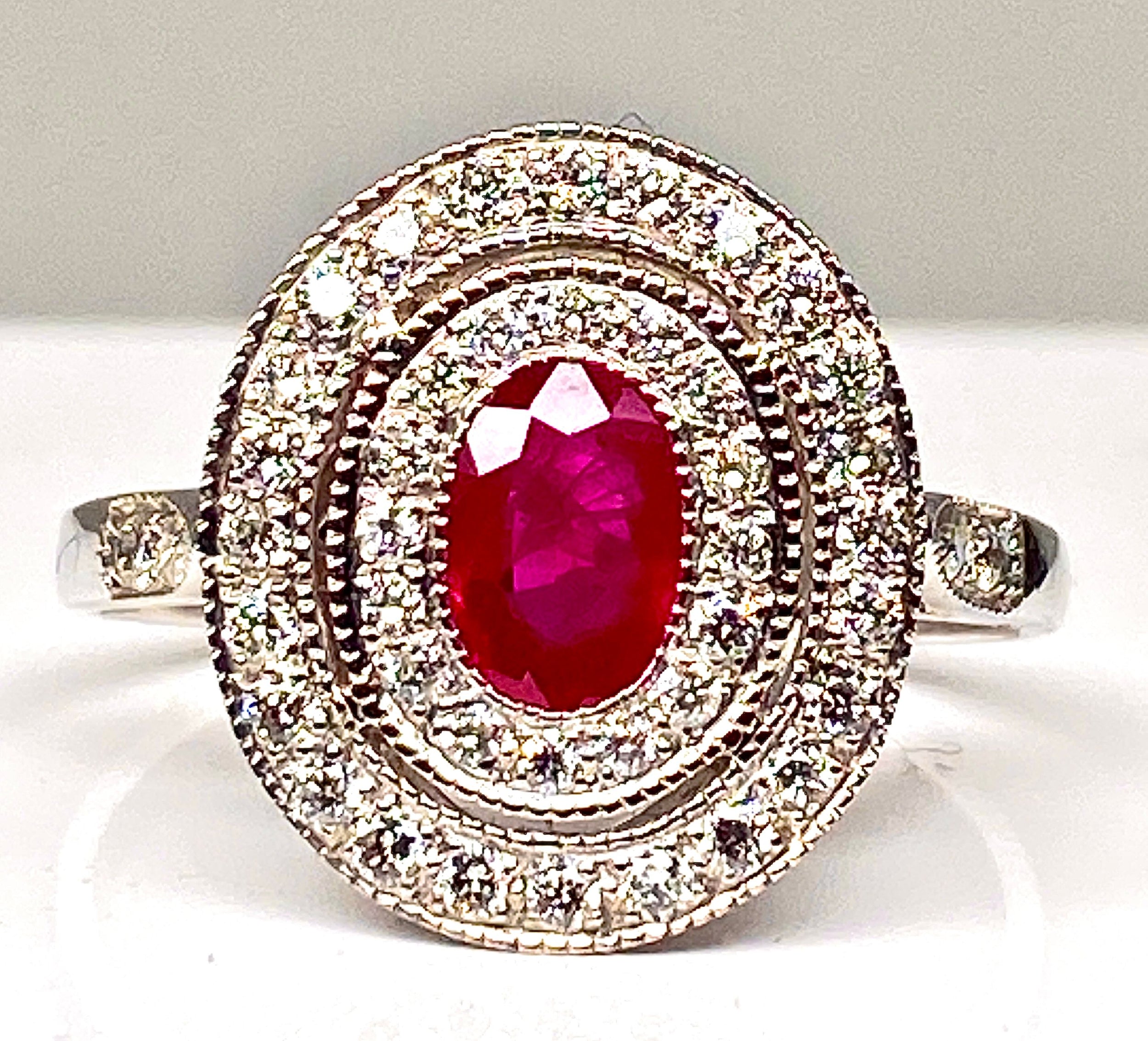 Bague marguerite en or 18 carats en rubis et diamants