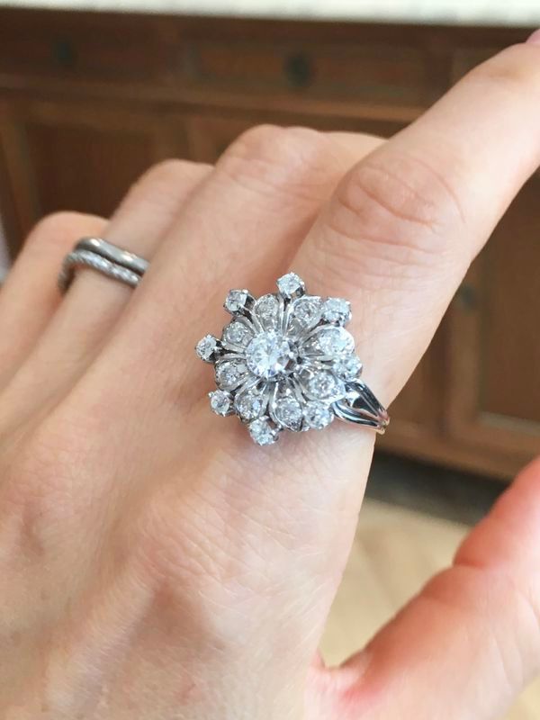 BUCHERER Floral ring in white gold and diamonds 